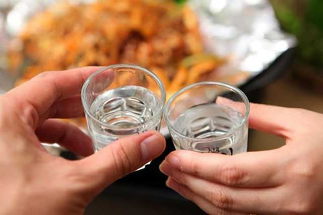 浅谈酒桌礼仪丨中国酒桌上的斟酒、敬酒、干杯