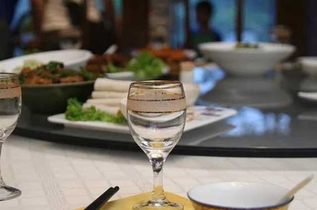 酒桌文化丨中国酒桌上的规矩，你都知道哪些？(图2)