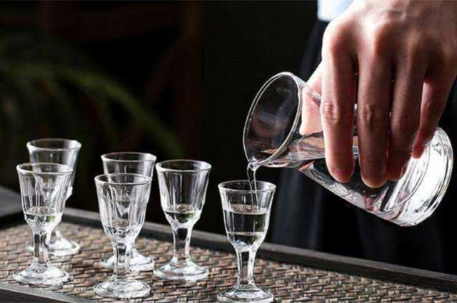 酒桌礼仪——给人倒酒，对方“敲桌子”是什么意思？