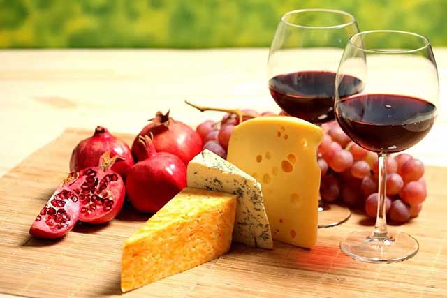 酒说丨喝葡萄酒时一般搭配哪种奶酪比较好？(图1)
