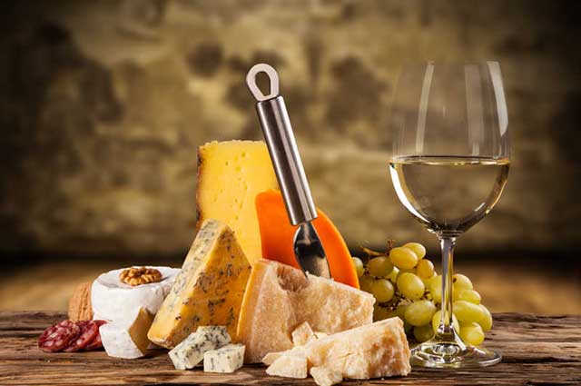 酒说丨喝葡萄酒时一般搭配哪种奶酪比较好？(图2)