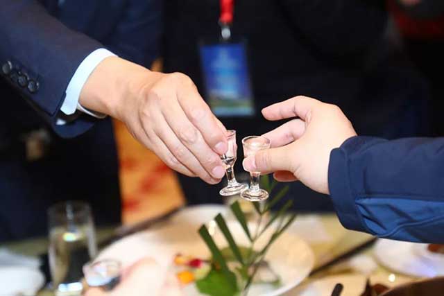 传统酒桌文化丨饭局里白酒文化，成功人士的应酬学