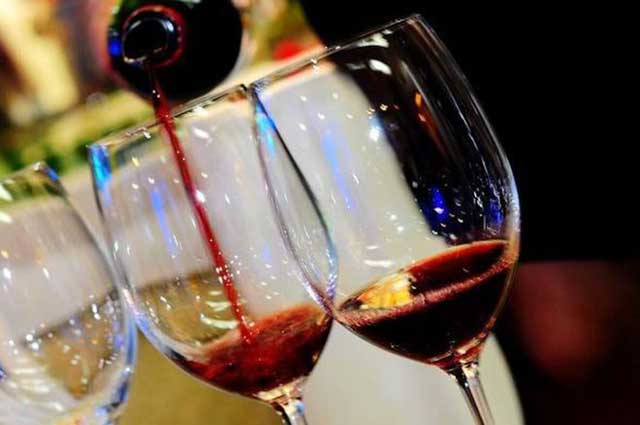酒桌礼仪丨为什么红酒通常只倒“三分之一”？