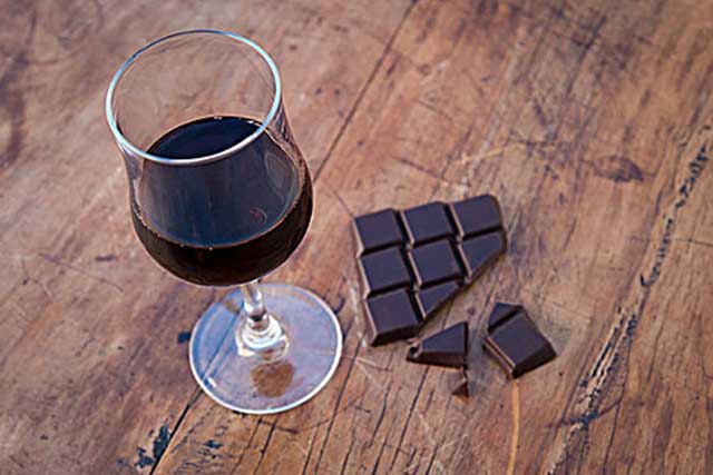 酒说丨哪些葡萄酒可以和巧克力搭配出独特的风味？(图2)