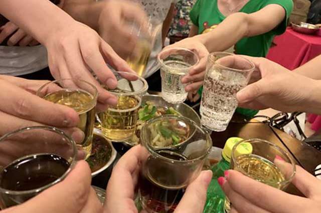 酒桌文化丨为什么敬酒时要碰杯？